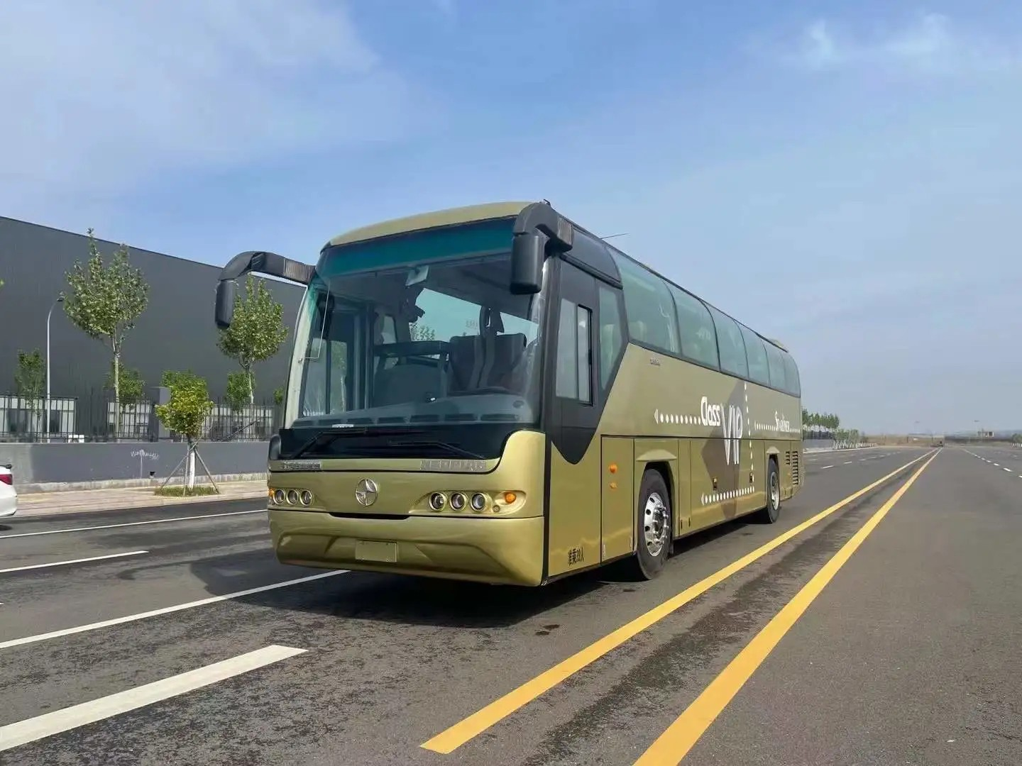 Used Beifang BFC6120 Commercial Bus 39 Seats Weichai 336hp 12 Meters Golden